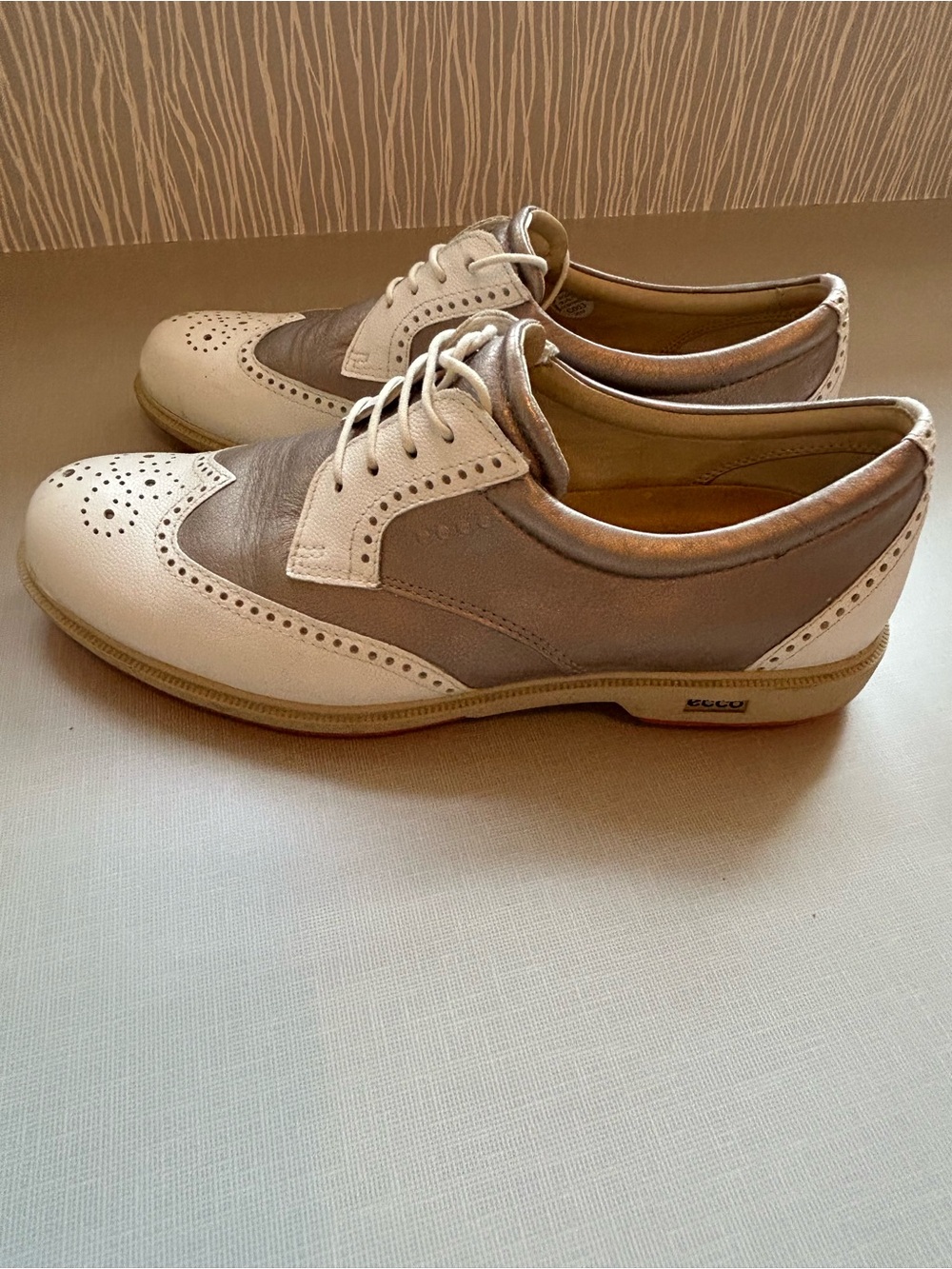 Ecco Two-Tone White and Gray Wingtip Oxford Golf Shoes 39